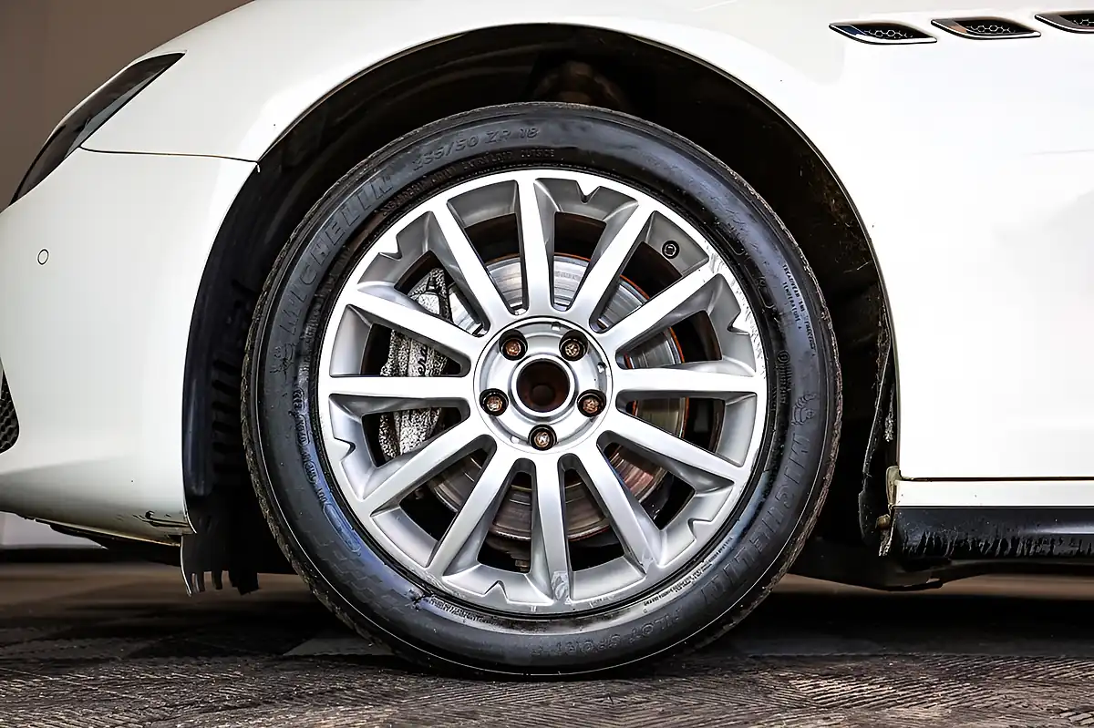 Used 2014 Maserati Ghibli Saloon White - Interior and Exterior details 16