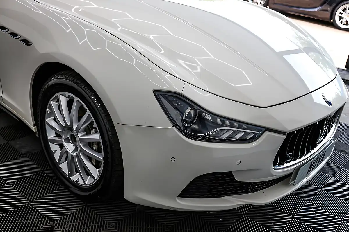 Used 2014 Maserati Ghibli Saloon White - Interior and Exterior details 17
