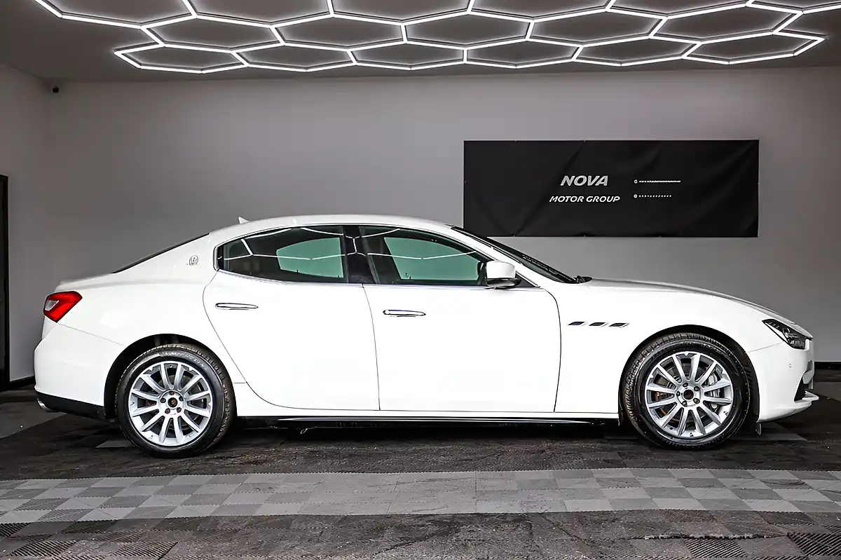 Used 2014 Maserati Ghibli Saloon White - Interior and Exterior details 5