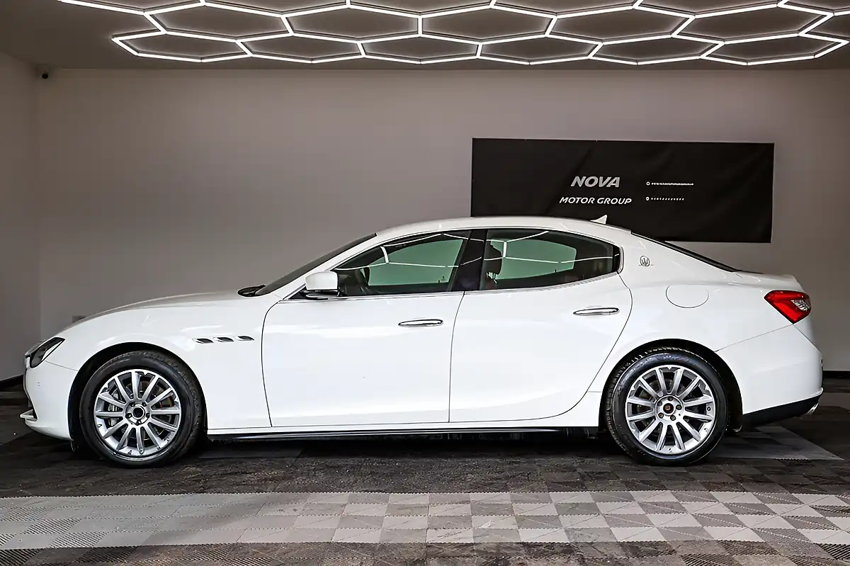 Used 2014 Maserati Ghibli Saloon White - Interior and Exterior details 6