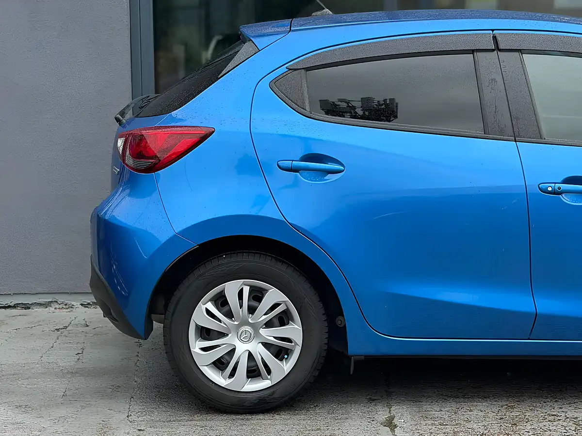 Used 2014 Mazda Mazda2 Se-L Blue - Interior and Exterior details 11