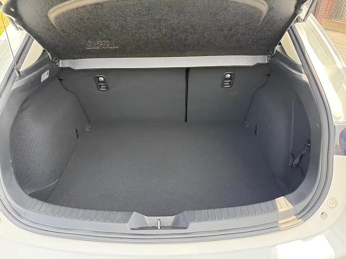 Used 2014 Mazda Mazda3 Se White - Interior and Exterior details 15