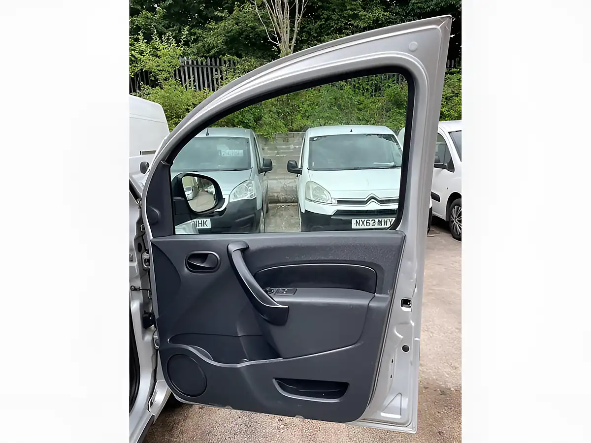 Used 2014 Mercedes-Benz Citan Crew Van L3 Silver - Interior and Exterior details 15