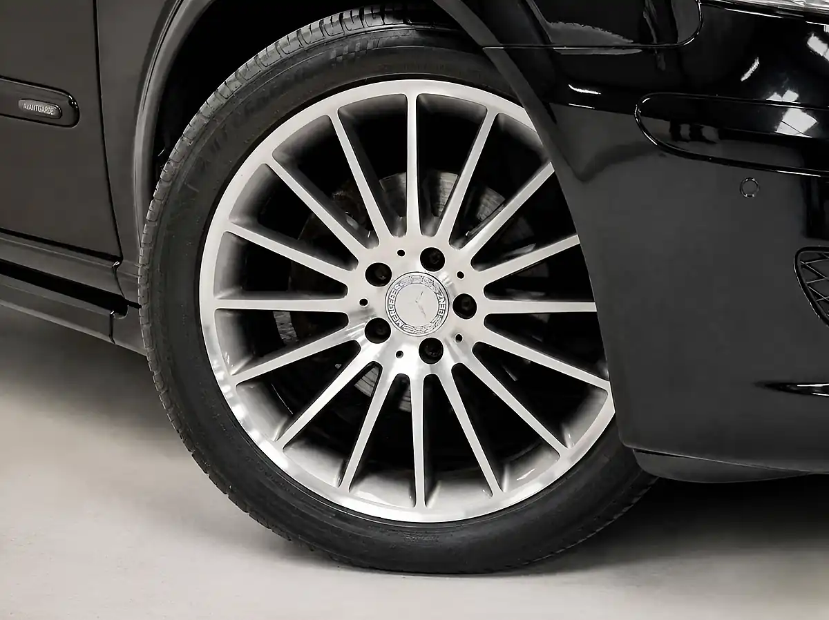Used 2014 Mercedes-Benz Viano Avantgarde Obsidian Black - Interior and Exterior details 17