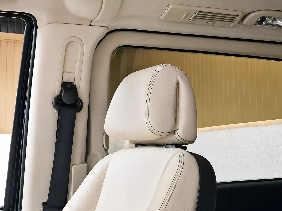Used 2014 Mercedes-Benz Viano Avantgarde Obsidian Black - Interior and Exterior details 4