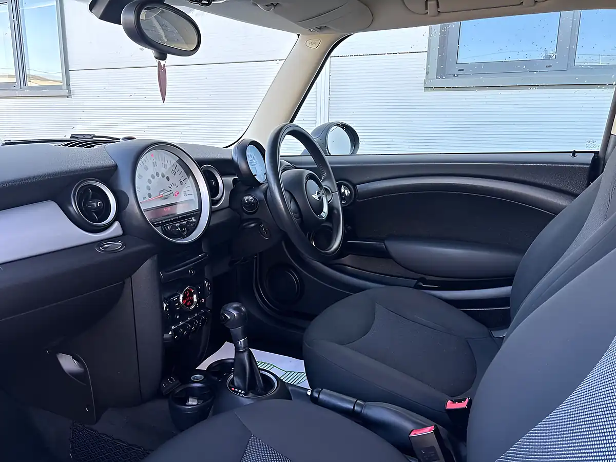 Used 2014 MINI Clubman One Blue - Interior and Exterior details 19