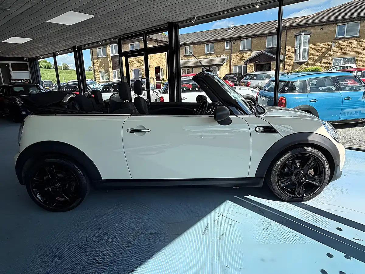 Used 2014 MINI Convertible One White - Interior and Exterior details 5