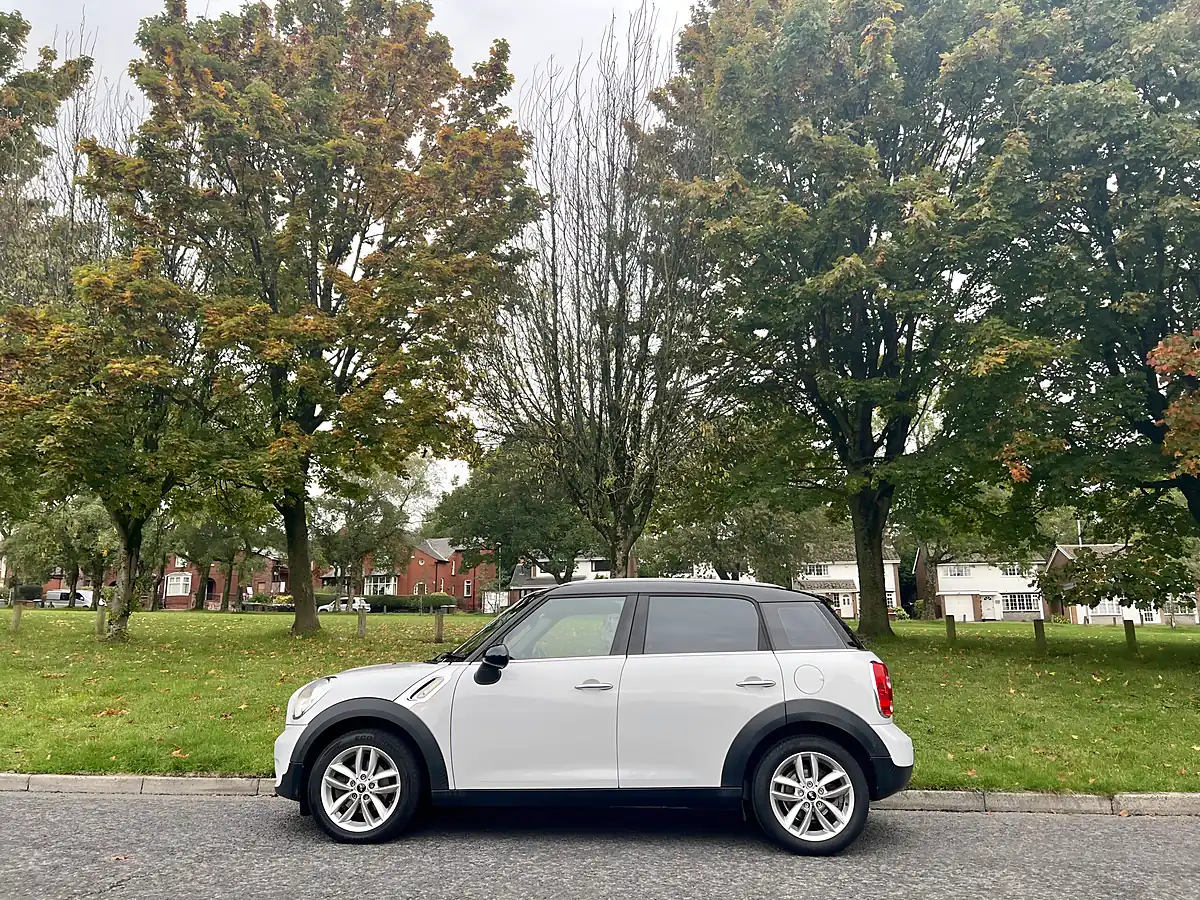 Used 2014 MINI Countryman Business Edition Light White Metallic - Interior and Exterior details 4