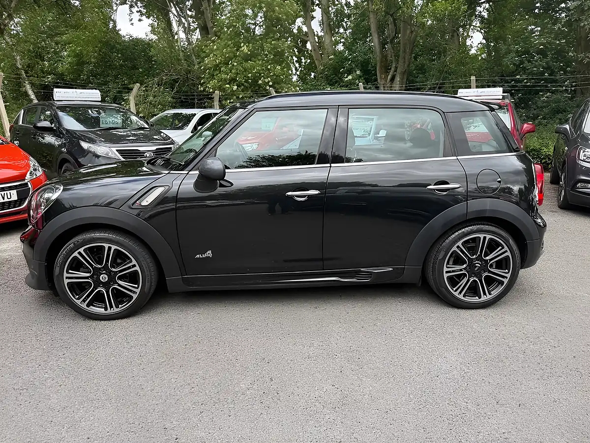 Used 2014 MINI Countryman Cooper Black - Interior and Exterior details 3