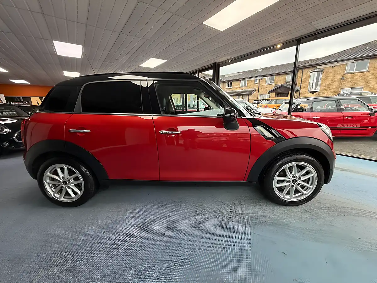 Used 2014 MINI Countryman Cooper Red - Interior and Exterior details 2