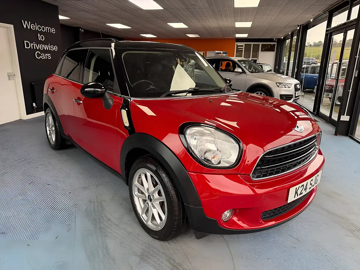 Used 2014 MINI Countryman Cooper Red - Interior and Exterior details 3