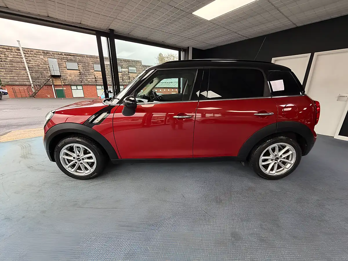 Used 2014 MINI Countryman Cooper Red - Interior and Exterior details 6