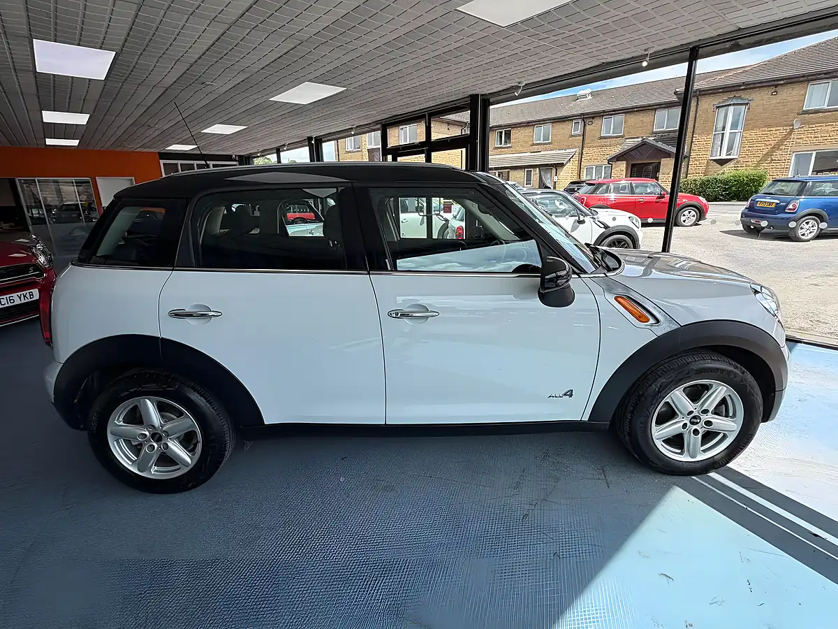 Used 2014 MINI Countryman Cooper White - Interior and Exterior details 2