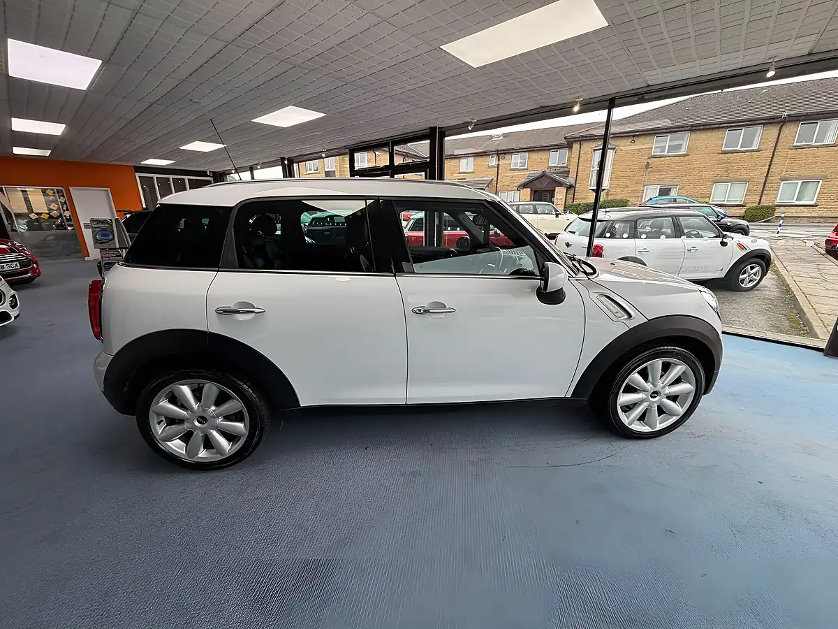 Used 2014 MINI Countryman Cooper White - Interior and Exterior details 2