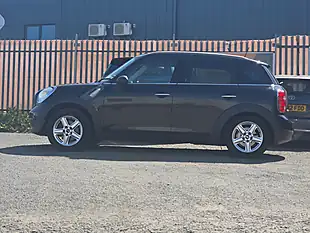 Used 2014 MINI Countryman One Black - Interior and Exterior details 6
