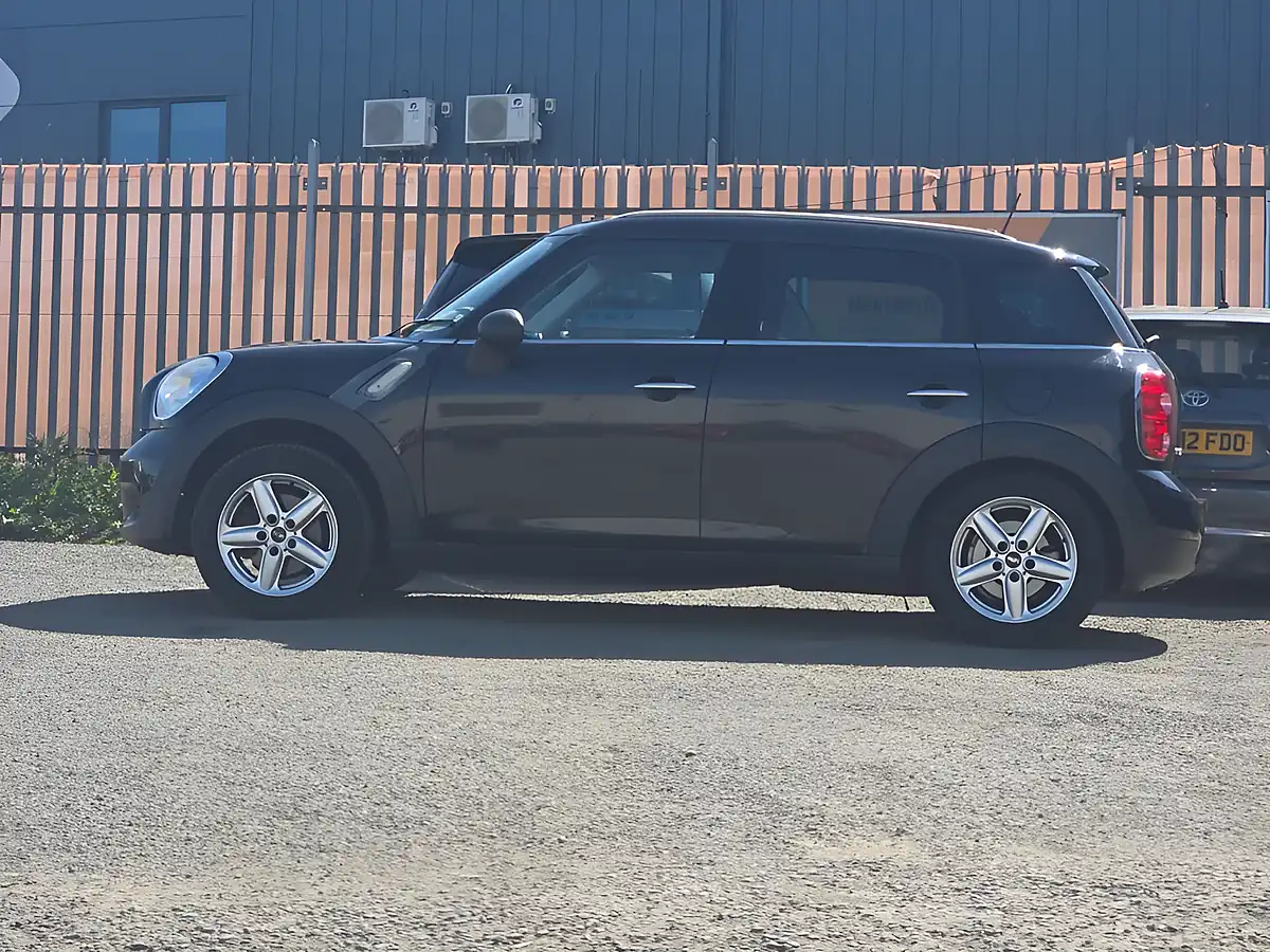 Used 2014 MINI Countryman One Black - Interior and Exterior details 6