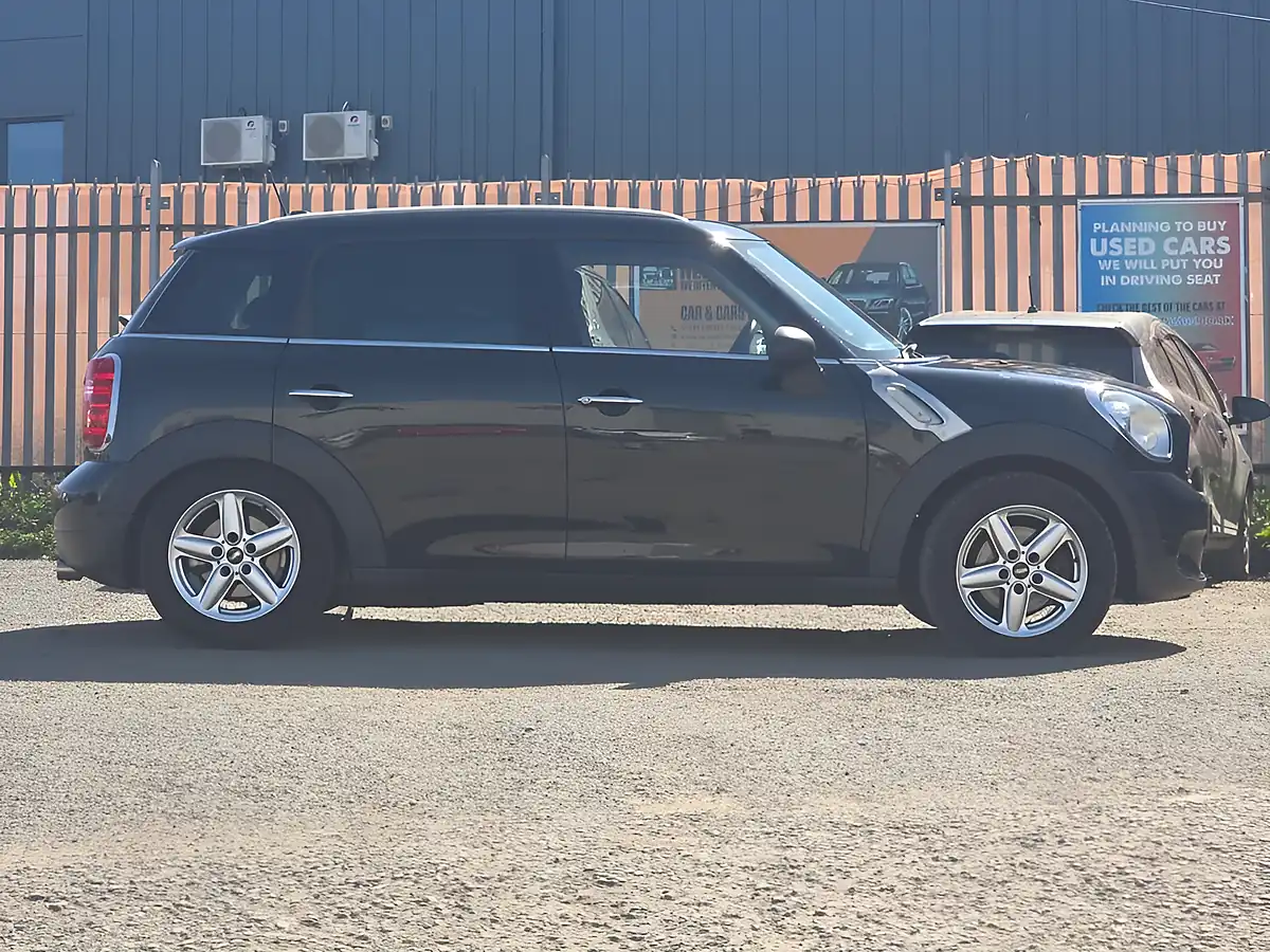 Used 2014 MINI Countryman One Black - Interior and Exterior details 7