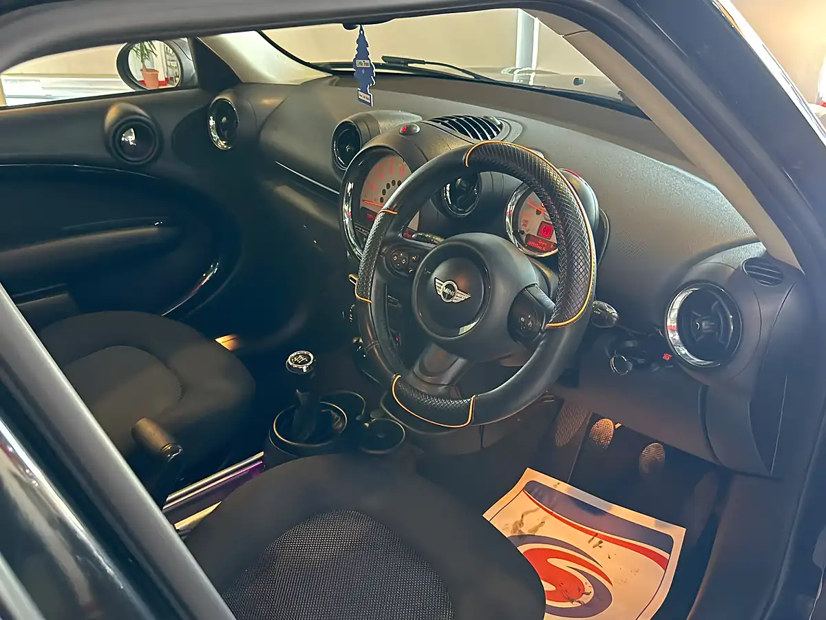 Used 2014 MINI Countryman One Black - Interior and Exterior details 13