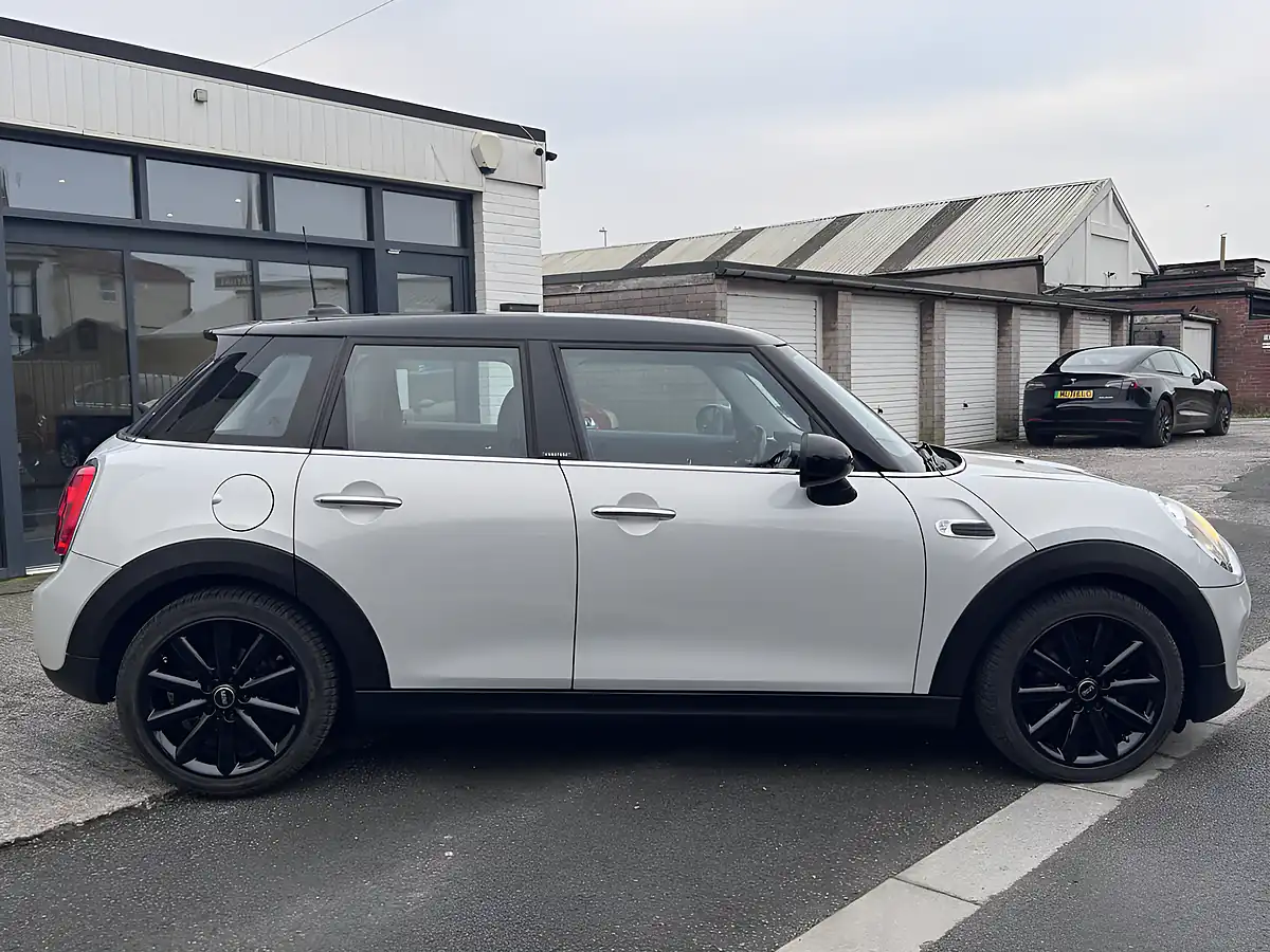 Used 2014 MINI Hatch Cooper (chili Ii Pack) White Silver - Interior and Exterior details 4