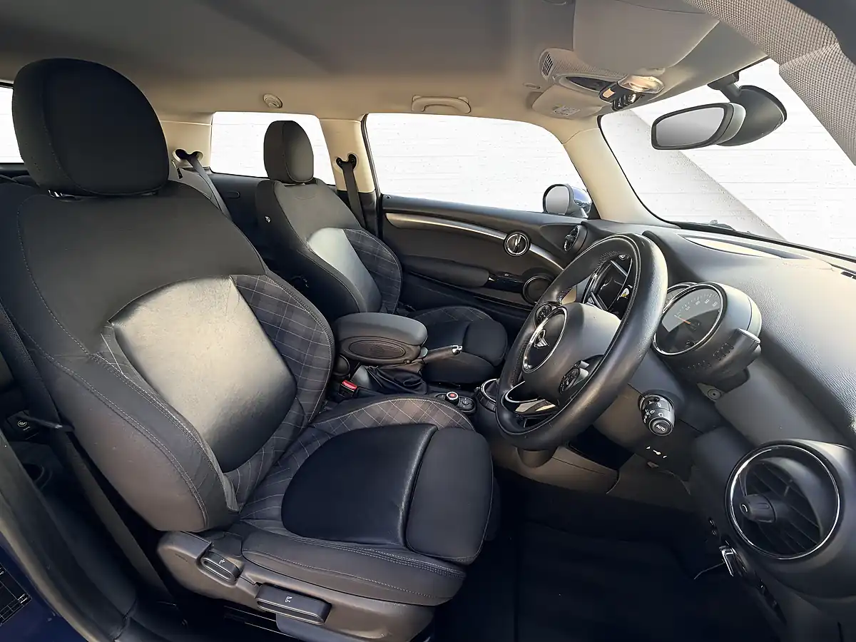 Used 2014 MINI Hatch Cooper Deep Blue - Interior and Exterior details 3