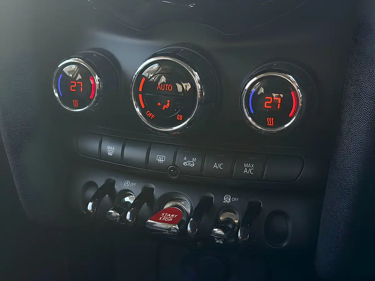 Used 2014 MINI Hatch Cooper Deep Blue - Interior and Exterior details 6