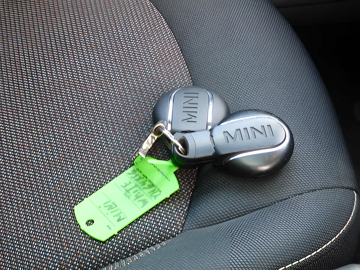 Used 2014 MINI Hatch Cooper White - Interior and Exterior details 19