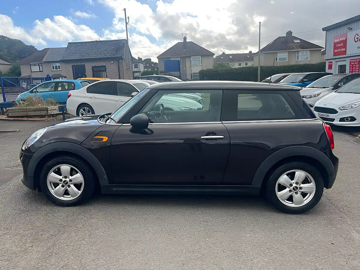 Used 2014 MINI Hatch One Brown - Interior and Exterior details 8