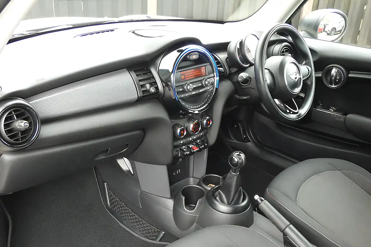 Used 2014 MINI Hatch One Pepper White - Interior and Exterior details 10