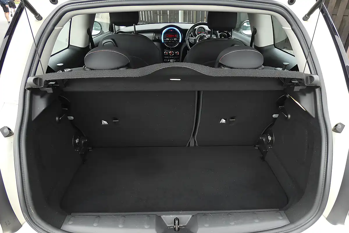 Used 2014 MINI Hatch One Pepper White - Interior and Exterior details 12