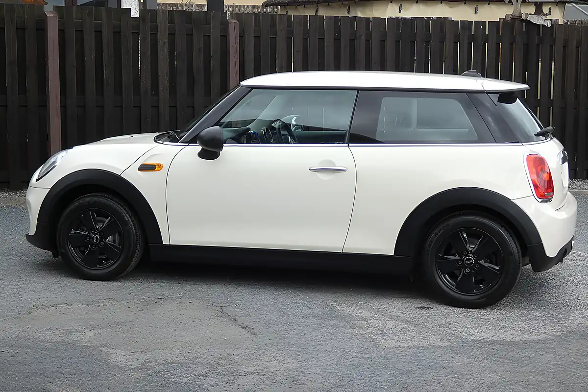 Used 2014 MINI Hatch One Pepper White - Interior and Exterior details 5