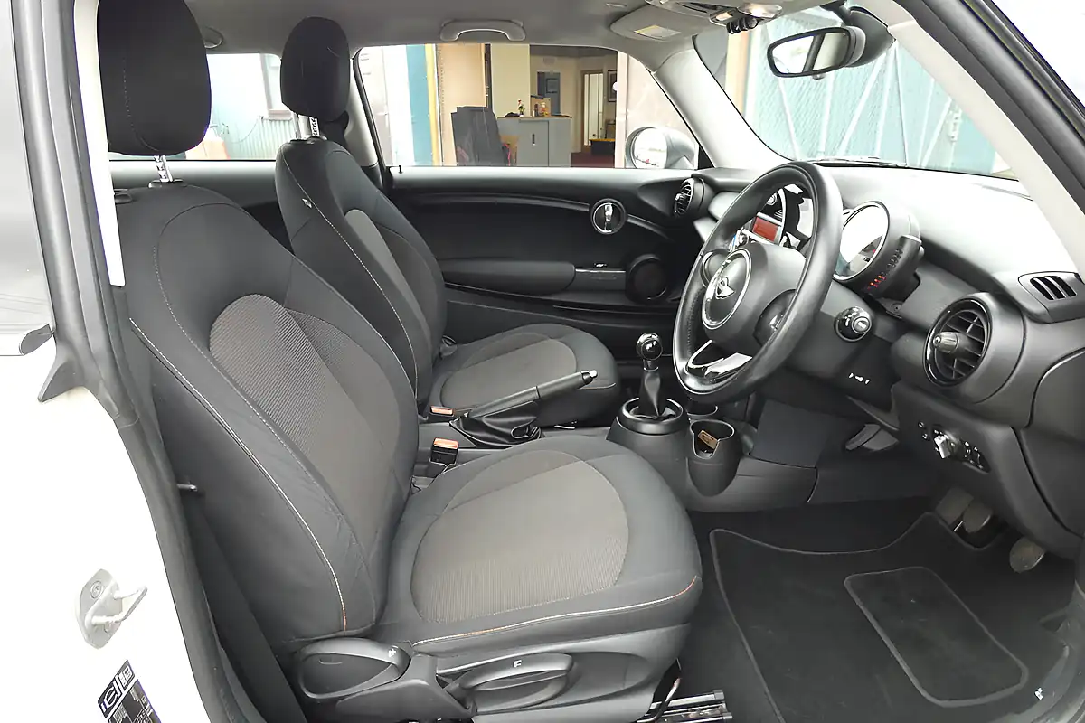 Used 2014 MINI Hatch One Pepper White - Interior and Exterior details 8