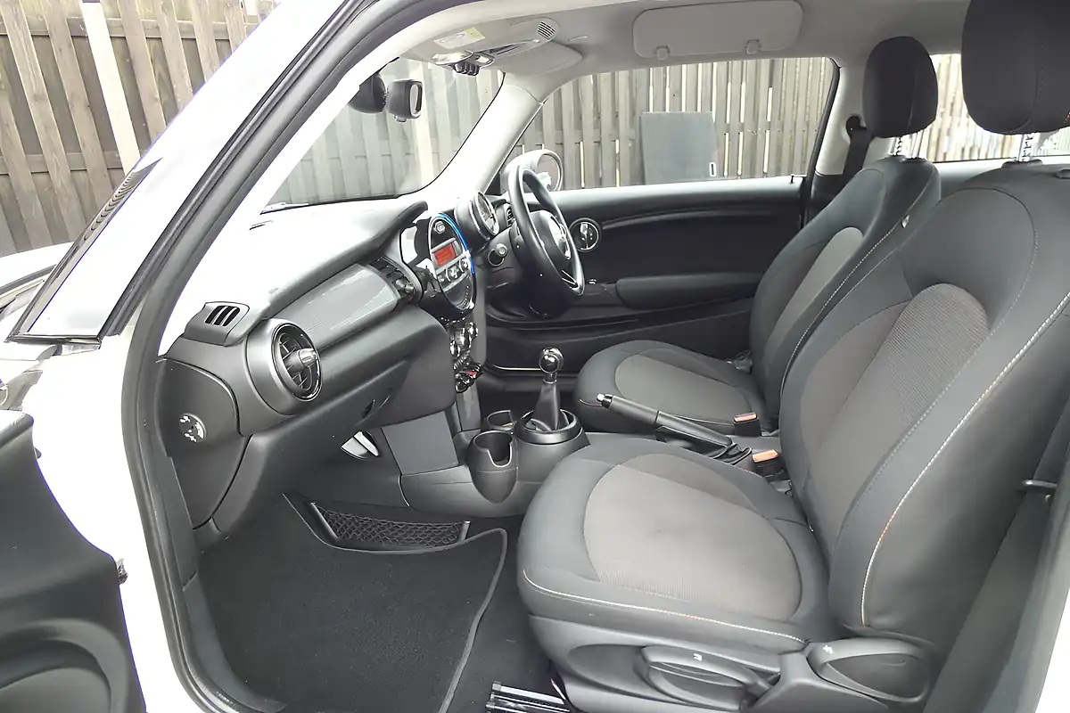 Used 2014 MINI Hatch One Pepper White - Interior and Exterior details 9
