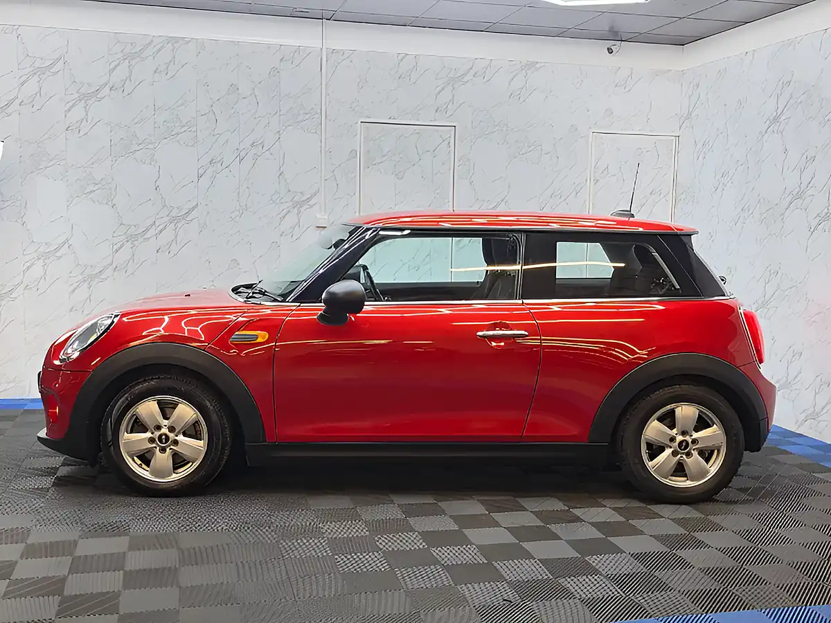 Used 2014 MINI Hatch One Red - Interior and Exterior details 6