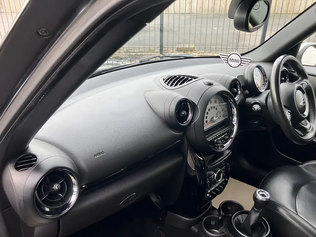 Used 2014 MINI Paceman Chili Ii Pack Absolute Black Metallic - Interior and Exterior details 12