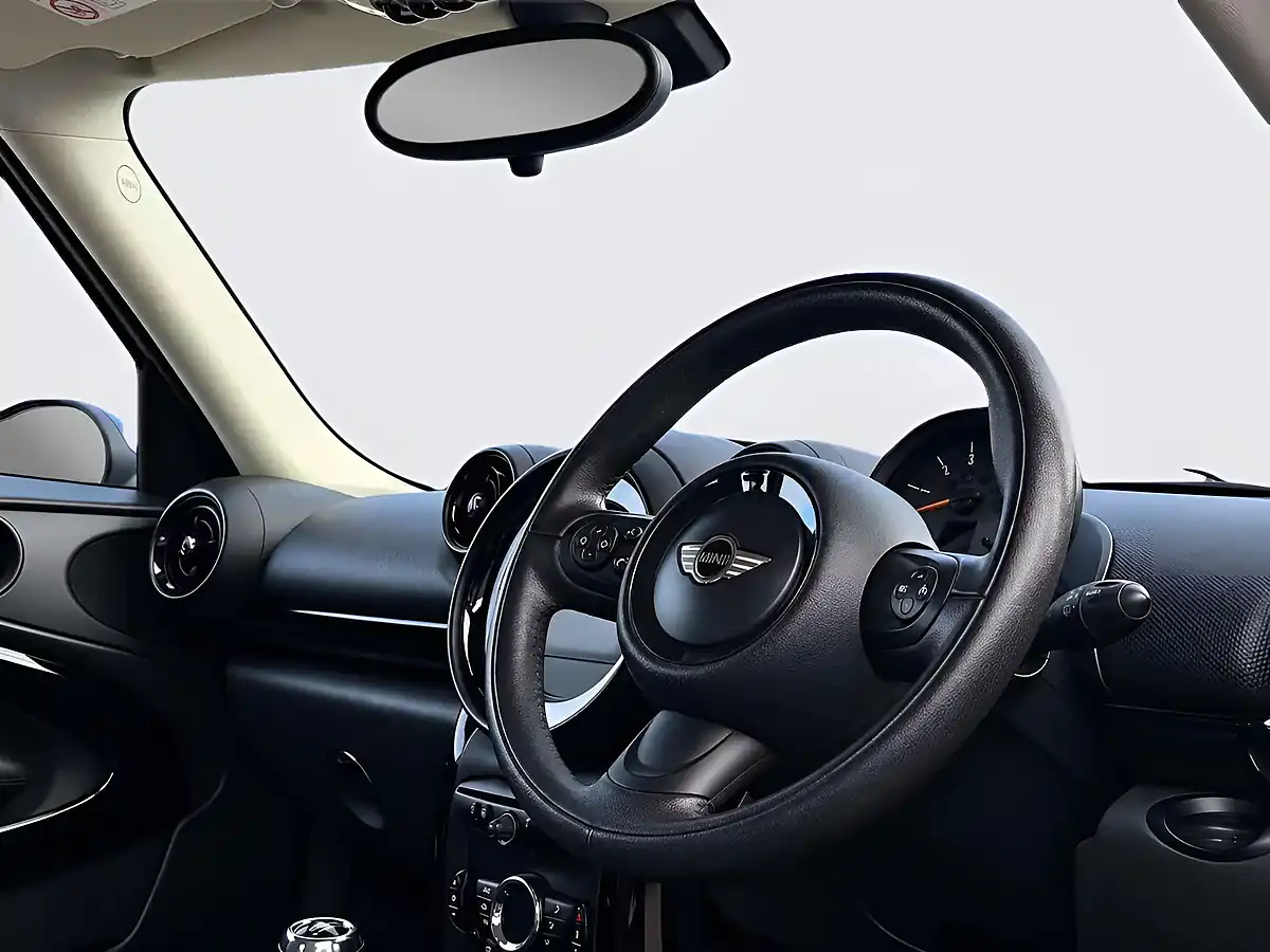 Used 2014 MINI Paceman Cooper White - Interior and Exterior details 9
