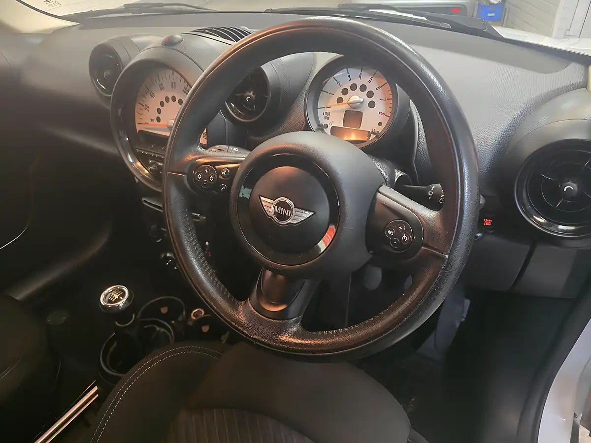 Used 2014 MINI Paceman Cooper White - Interior and Exterior details 13
