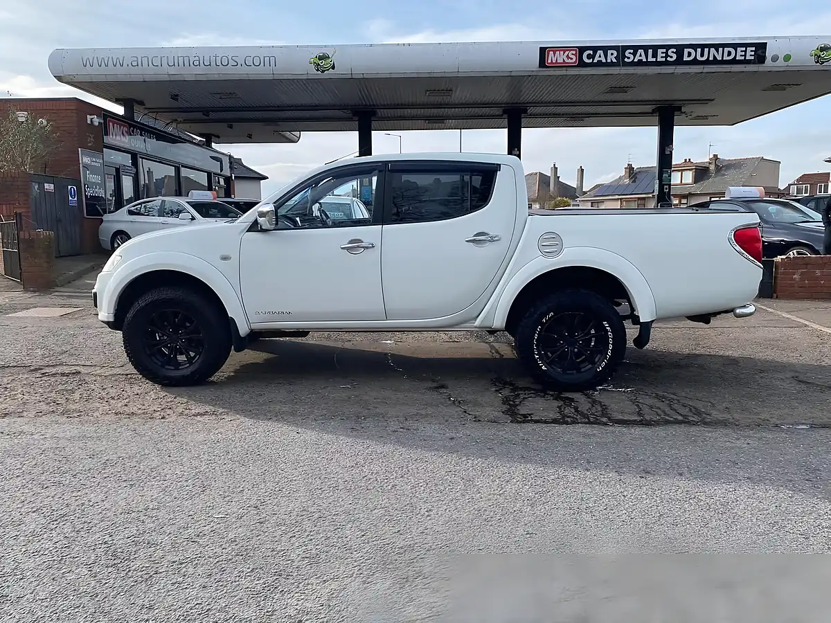 Used 2014 Mitsubishi L200 Barbarian Black White - Interior and Exterior details 5