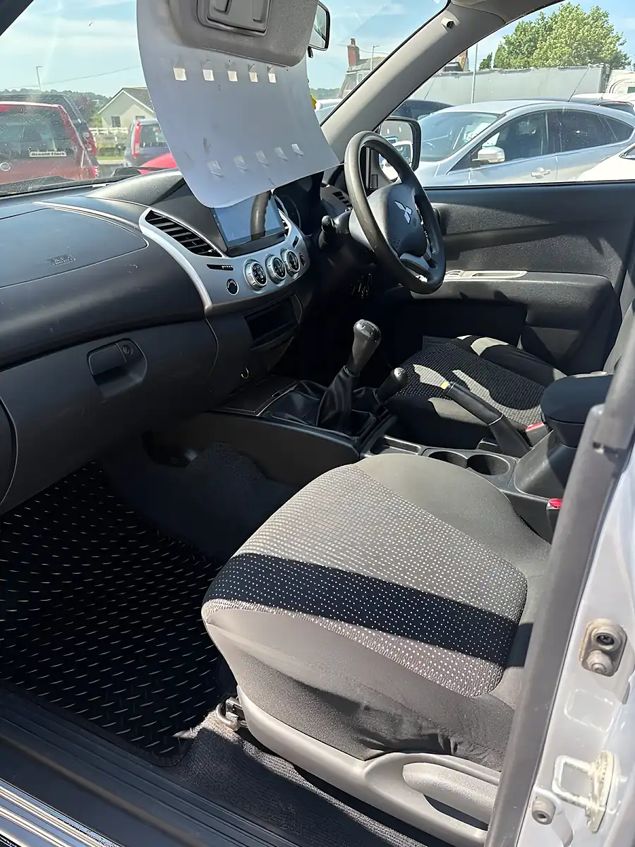 Used 2014 Mitsubishi L200 Trojan Silver - Interior and Exterior details 6