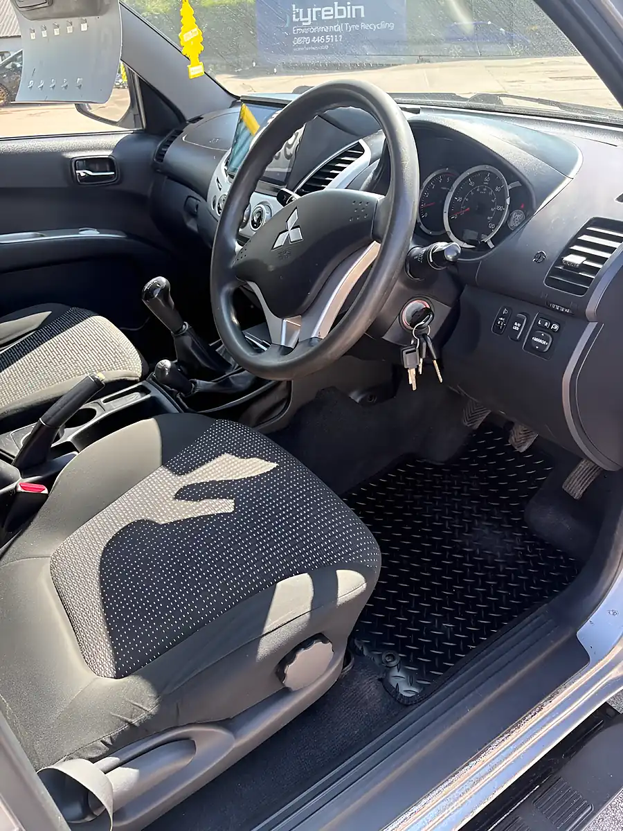 Used 2014 Mitsubishi L200 Trojan Silver - Interior and Exterior details 9