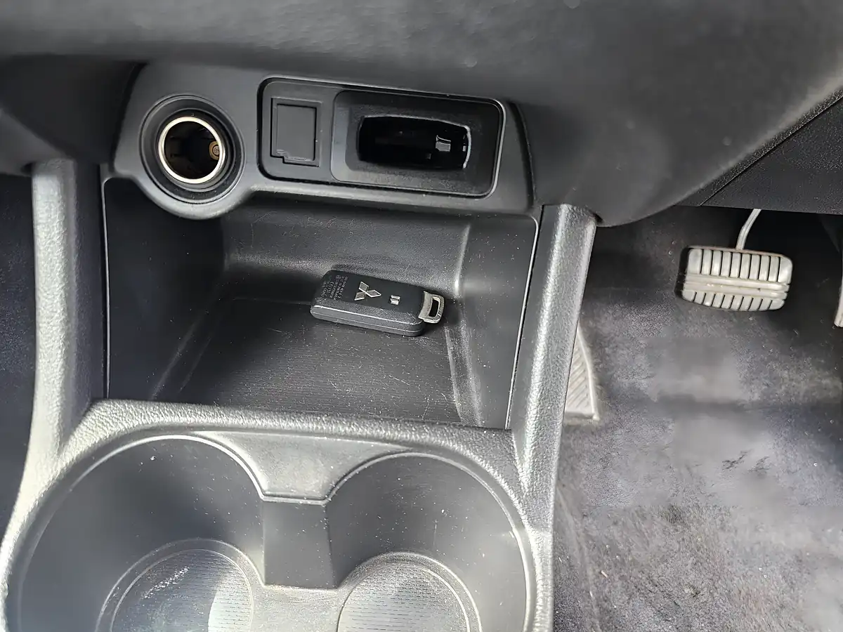 Used 2014 Mitsubishi Outlander Gx 3H Grey - Interior and Exterior details 12