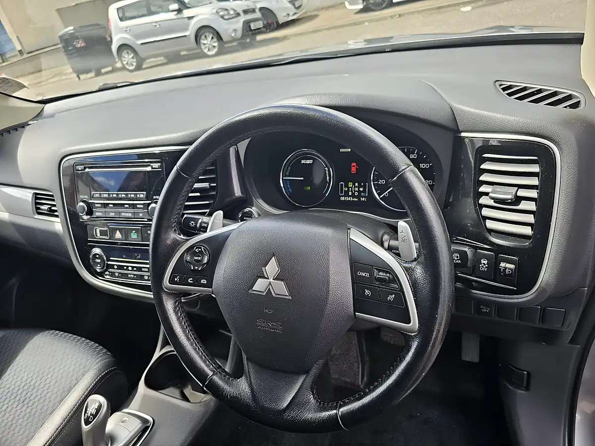 Used 2014 Mitsubishi Outlander Gx 3H Grey - Interior and Exterior details 15