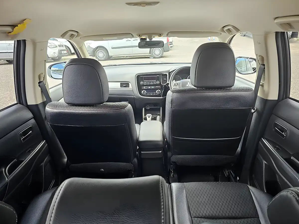 Used 2014 Mitsubishi Outlander Gx 3H Grey - Interior and Exterior details 8