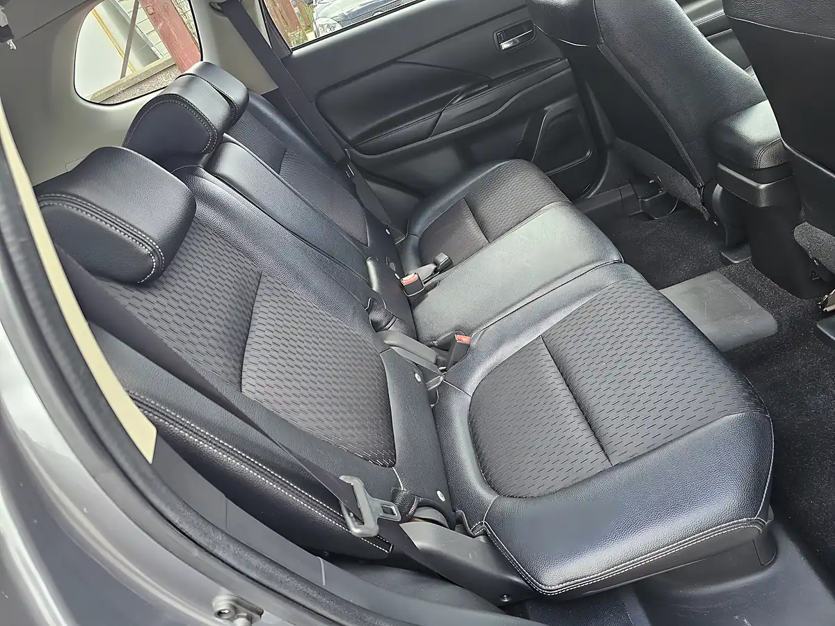 Used 2014 Mitsubishi Outlander Gx 3H Grey - Interior and Exterior details 9