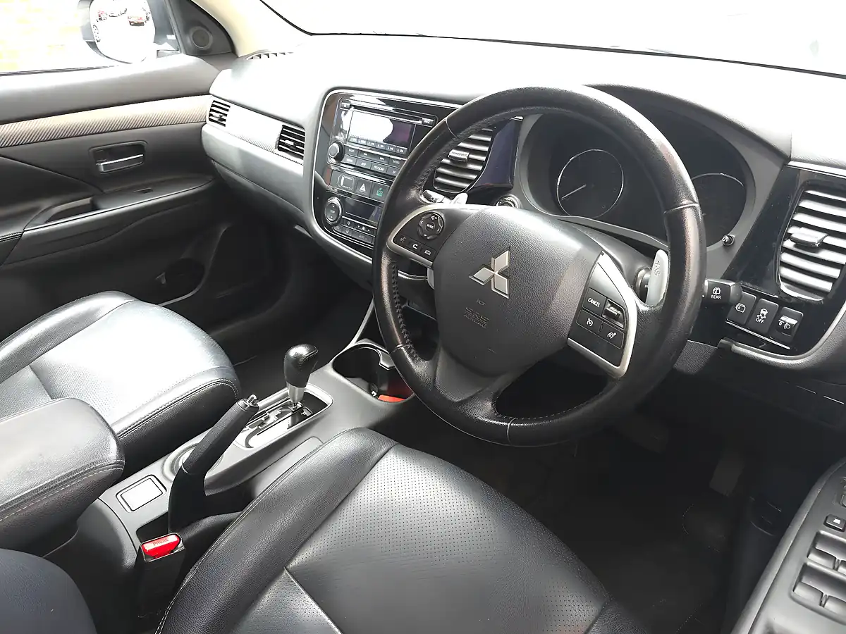 Used 2014 Mitsubishi Outlander Gx3 White - Interior and Exterior details 10