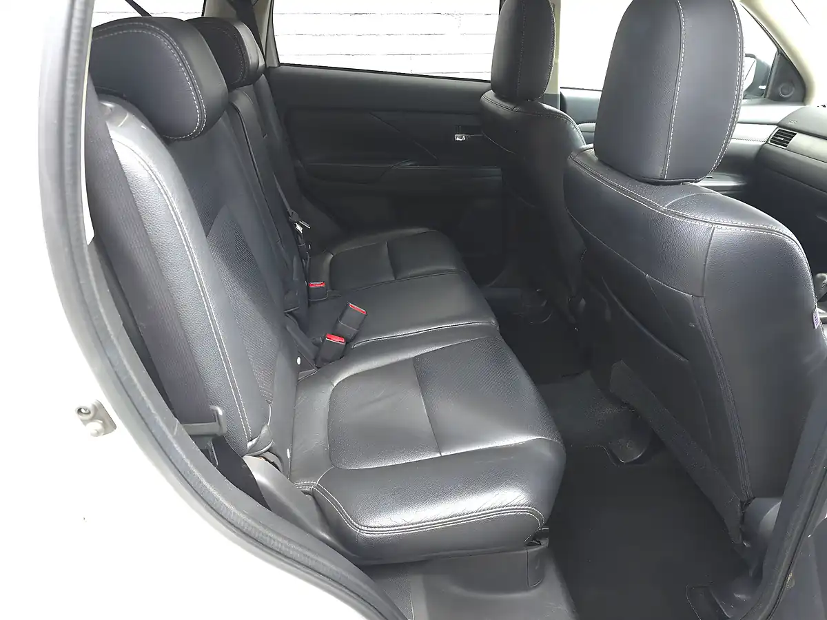 Used 2014 Mitsubishi Outlander Gx3 White - Interior and Exterior details 11
