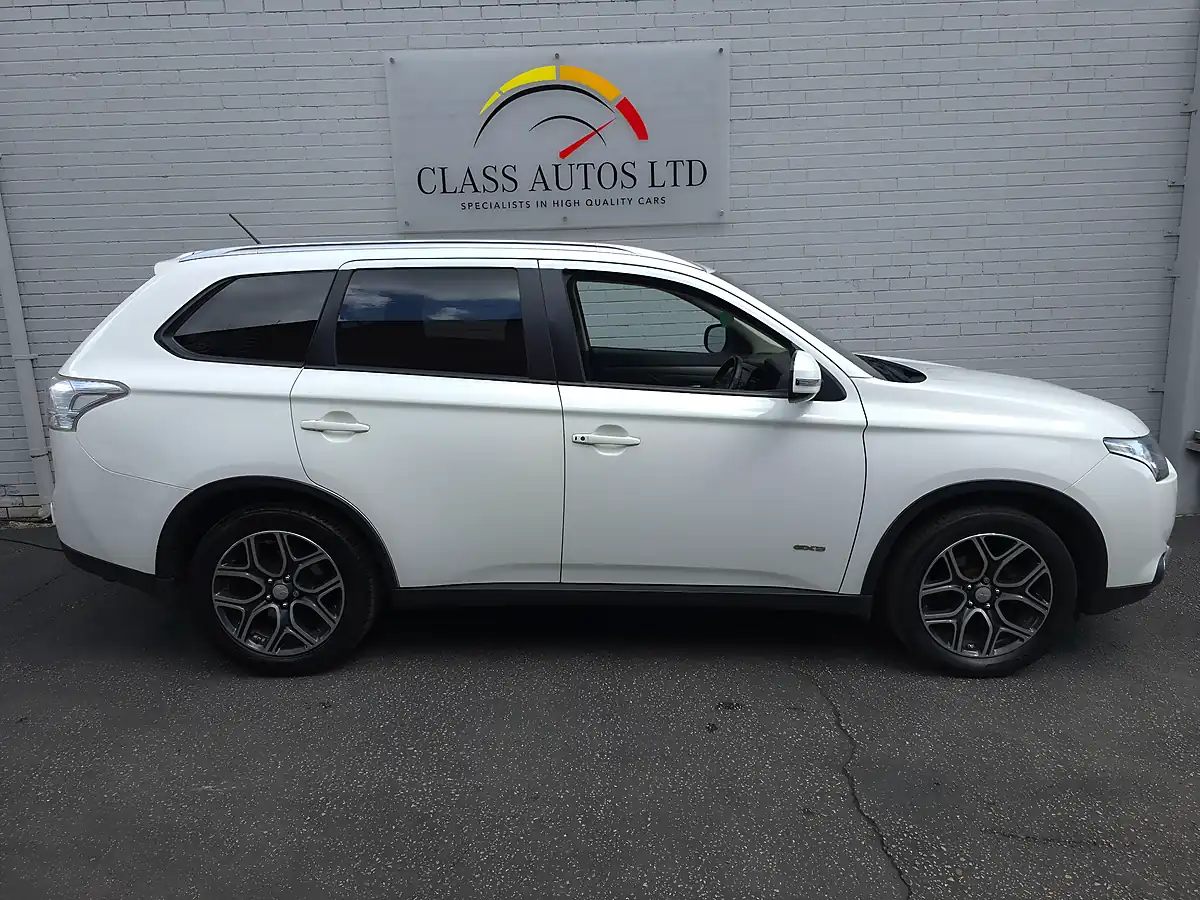 Used 2014 Mitsubishi Outlander Gx3 White - Interior and Exterior details 16