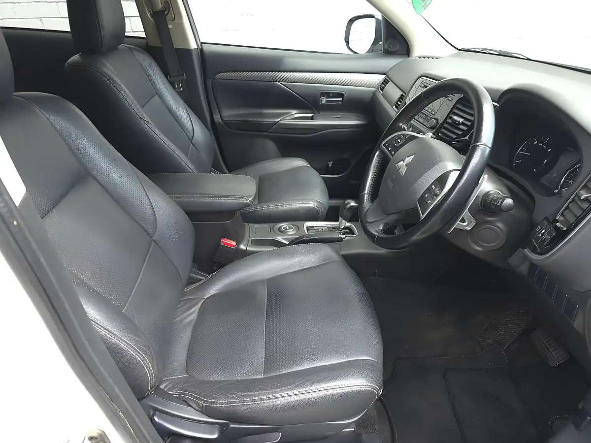 Used 2014 Mitsubishi Outlander Gx3 White - Interior and Exterior details 17