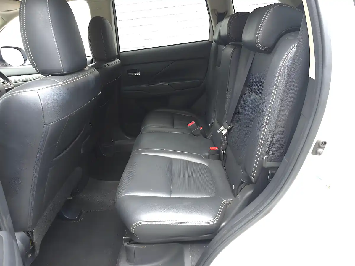 Used 2014 Mitsubishi Outlander Gx3 White - Interior and Exterior details 18