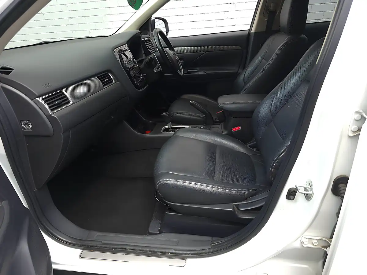 Used 2014 Mitsubishi Outlander Gx3 White - Interior and Exterior details 20