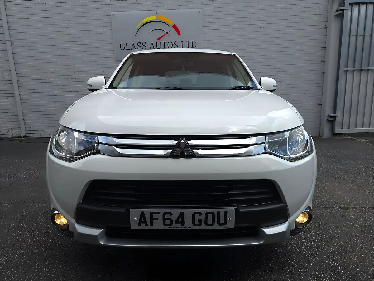 Used 2014 Mitsubishi Outlander Gx3 White - Interior and Exterior details 3